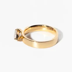 1.40 ct Lab-Grown Step-cut Oval Temple Ring