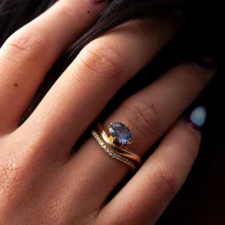 1.72 ct Oval Umba Sapphire Piscine Ring