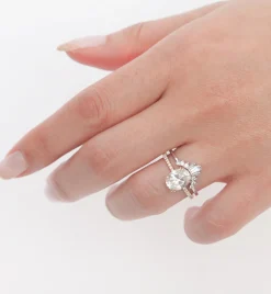 Oval Eleonore Delicate Pavé Ring